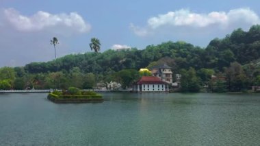 Kandy Gölü ve Tapınağı 'nın gökyüzü manzarası Sri Lanka' daki Kandy şehrinin kalbinde çok güzel ve çarpıcı bir yer. Ünlü tarihi ve Budizm simgesi Sri Dalada Maligawa, Kutsal Diş Kalıntısı