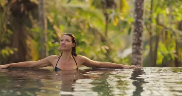 Portret Młodej Dorosłej Kobiety Bikini Tropikalnym Basenie Podczas Letnich Tropikalnych — Wideo stockowe