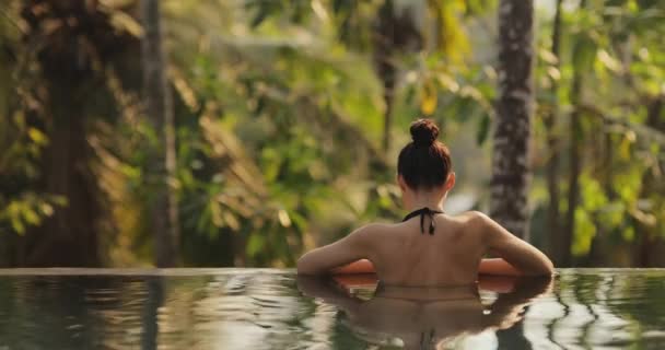Atraktivní Bikini Žena Odpočívající Okraji Nekonečného Bazénu Relaxační Pohled Obdivovat — Stock video