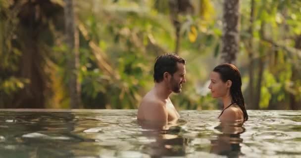 Casal Jovens Adultos Apaixonados Nadando Juntos Piscina Infinita Livre Desfrutando — Vídeo de Stock