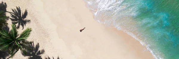 Повітряний Безпілотник Дивиться Красивий Тропічний Пляж Білими Піщаними Пальмами Чистою — стокове фото