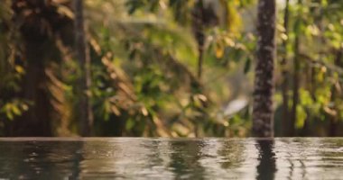 Özel villada lüks bir yüzme havuzu aç. Turizm kavramı ve tatil beldesi soyut geçmişi. Yüksek kalite 4k görüntü