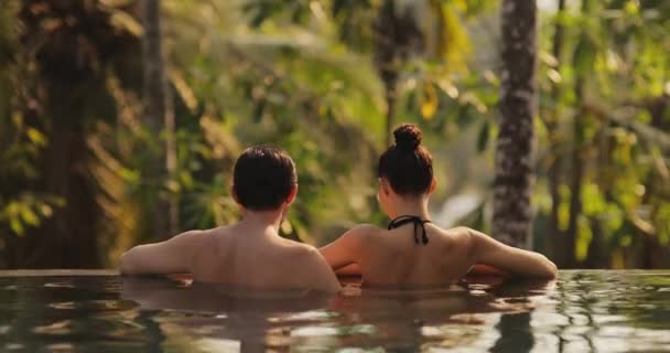 Young Adult Couple Love Kissing Open Air Infinity Pool Enjoying — Stock Video
