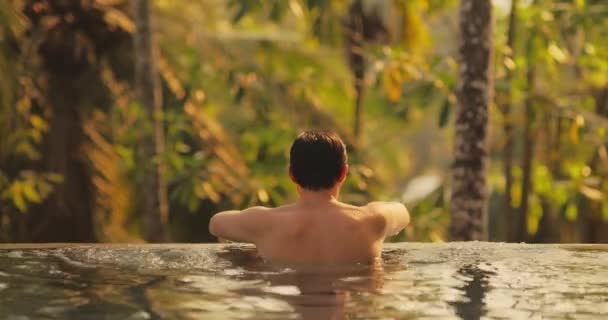 Šťastný Bohatý Muž Odpočívá Tráví Čas Tropickém Venkovním Bazénu Během — Stock video