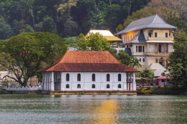 Kandy Gölü ve tapınak, Sri Lanka 'daki Kandy şehrinin kalbinde çok güzel ve çarpıcı bir yer. Ünlü tarihi ve Budizm simgesi Sri Dalada Maligawa, Tapınağın Kutsal Diş Kalıntısı