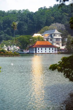 Kandy Gölü ve tapınak, Sri Lanka 'daki Kandy şehrinin kalbinde çok güzel ve çarpıcı bir yer. Ünlü tarihi ve Budizm simgesi Sri Dalada Maligawa, Tapınağın Kutsal Diş Kalıntısı