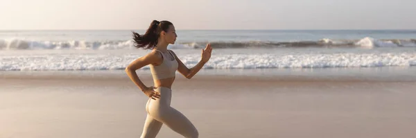 Біжить Жінка Жінка Біжить Під Час Тренування Відкритому Повітрі Пляжі — стокове фото