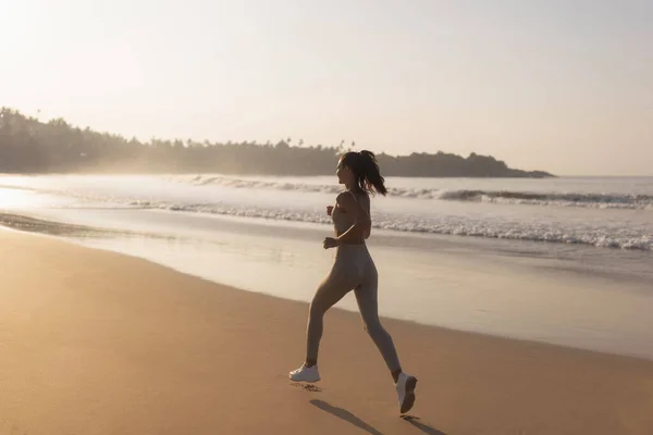 Rennende Vrouw Vrouwelijke Hardloper Joggen Tijdens Outdoor Training Het Strand — Stockfoto