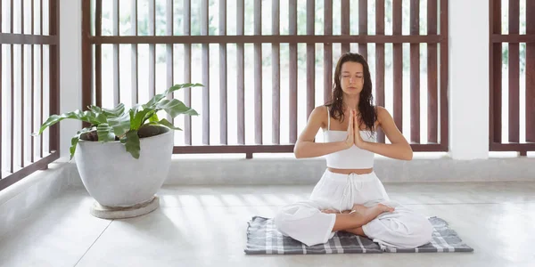 Sportig Yoga Kvinna Meditation Lotus Poserar Inomhus Vägen Till Mental — Stockfoto