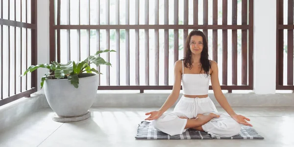 Sportig Yoga Kvinna Meditation Lotus Poserar Leende Och Tittar Kameran — Stockfoto