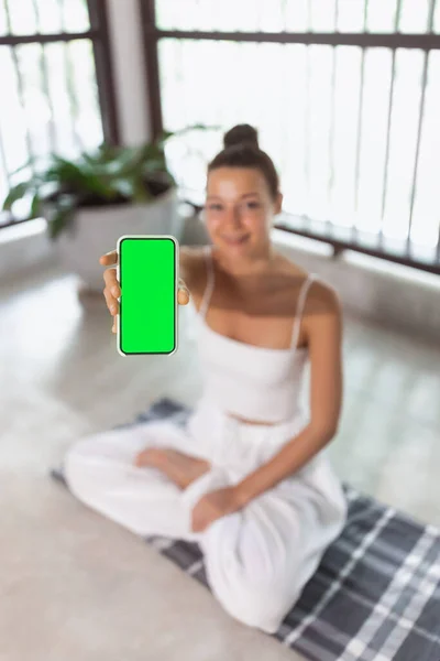 Mujer Deportiva Mostrando Teléfono Móvil Durante Práctica Yoga Interior Mostrando —  Fotos de Stock