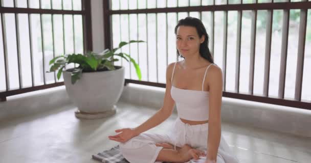 Meditación Deportiva Mujer Del Yoga Pose Del Loto Sonriendo Mirando — Vídeo de stock