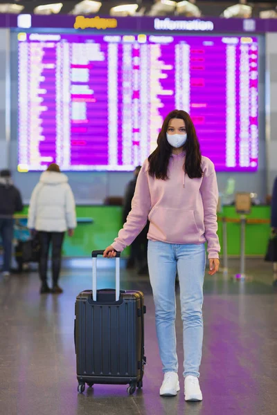 Молодая Женщина Защитной Маске Международном Аэропорту Рядом Доской Информацией Рейсах — стоковое фото