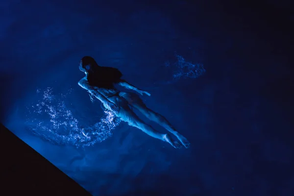 Спокойная Красивая Молодая Женщина Отдыхает Бассейне Ночью Вид Сверху Качественное — стоковое фото