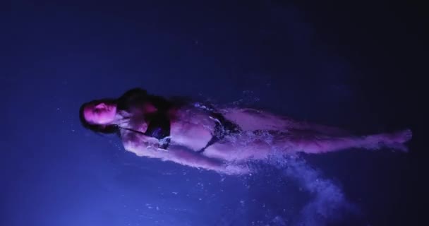 평온하고 아름다운 여자가 수영장에서 휴식을 취하면서 위에서 내려다 고품질느린 동영상 — 비디오