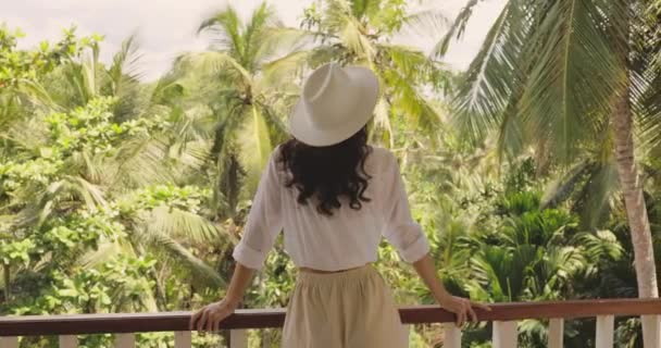 Lambat Gerak Cuplikan Seorang Wanita Wisatawan Muda Berdiri Balkon Villa — Stok Video