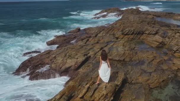 Uçurumun Kenarında Durup Denize Bakan Beyaz Elbiseli Güzel Bir Gelinin — Stok video