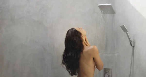 Widok Tyłu Idealny Młody Brunetka Kobieta Idealną Figurą Biorąc Prysznic — Zdjęcie stockowe