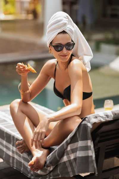 Młoda Kobieta Stylowych Strojach Kąpielowych Okularach Przeciwsłonecznych Uśmiechnięta Szczęścia Podczas — Zdjęcie stockowe