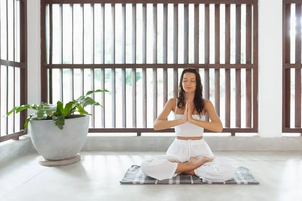 Uma Jovem Japonesa Está Meditando Uma Pose Lótus Praticando Ioga — Fotografia de Stock