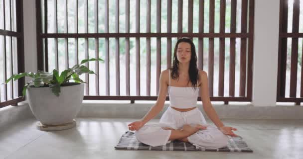 Sportieve Yoga Vrouw Meditatie Lotus Poseren Binnen Een Weg Naar — Stockvideo