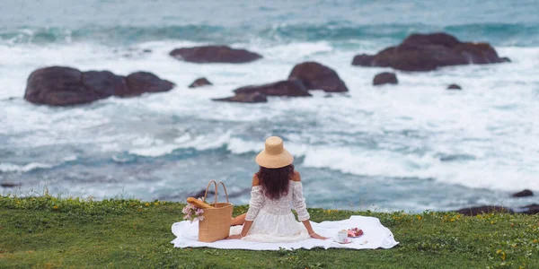 Una Giovane Donna Gode Beato Picnic Spiaggia Nel Suo Splendido — Foto Stock