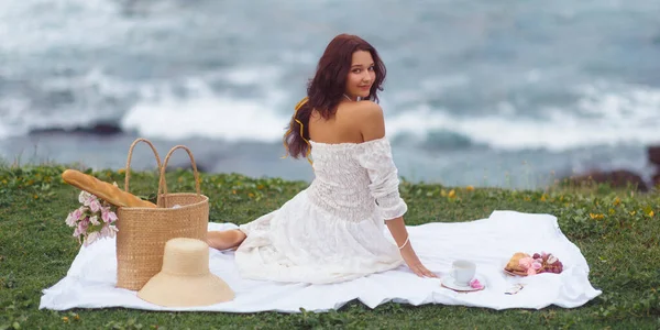Młoda Atrakcyjna Azjatka Siedzi Spokojnie Kocu Piknikowym Boho Sukience Stylowej — Zdjęcie stockowe