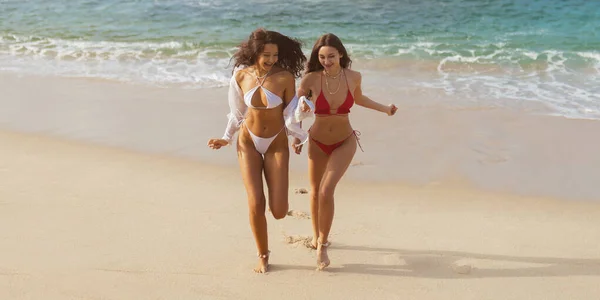 Zwei Junge Unbeschwerte Freunde Badebekleidung Genießen Gemeinsam Einen Sommerlichen Strandausflug — Stockfoto