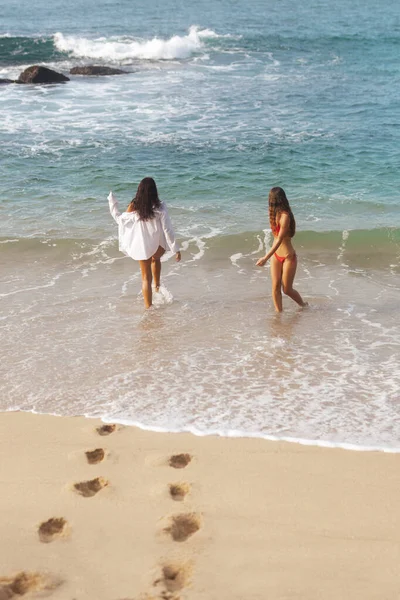 아름다운 소녀들 수영복을 해변에서 가지고 여름날을 즐기고 햇살을 즐기는 — 스톡 사진