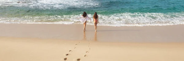 Δύο Νεαρές Ενήλικες Γυναίκες Μπικίνι Απολαμβάνουν Τον Ήλιο Και Θάλασσα — Φωτογραφία Αρχείου