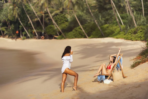 Gorgeous Young Woman Posing Bikini Tropical Beach Taking Perfect Shot — Stock Photo, Image