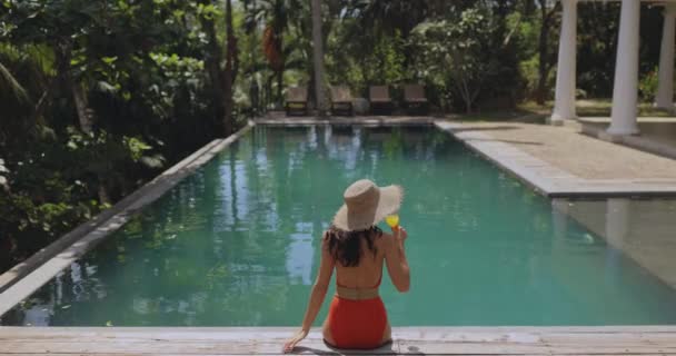 Woman Swimsuit Straw Hat Sits Background Pool Enjoying Summer Holidays — Stock Video
