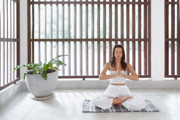 Uma Jovem Japonesa Está Meditando Uma Pose Lótus Praticando Ioga — Fotografia de Stock
