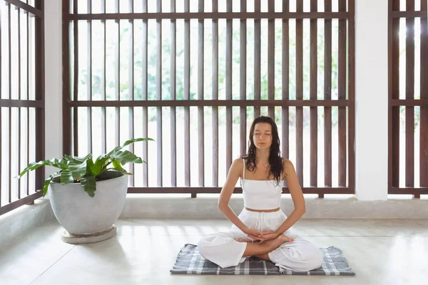 Sporty Ioga Mulher Meditação Lótus Posar Dentro Casa Caminho Para — Fotografia de Stock