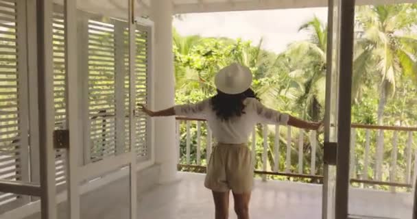 Bir Otel Odasından Yağmur Ormanlarının Nefes Kesici Manzarasıyla Balkona Giren — Stok video