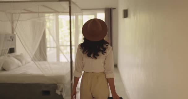 Kijk Als Een Toeristische Vrouw Checkt Haar Prachtige Villa Komt — Stockvideo