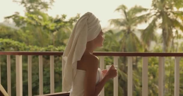 Szczęśliwa Kobieta Filiżanką Kawy Lub Herbaty Białym Ręczniku Prysznicu Odpoczynku — Wideo stockowe