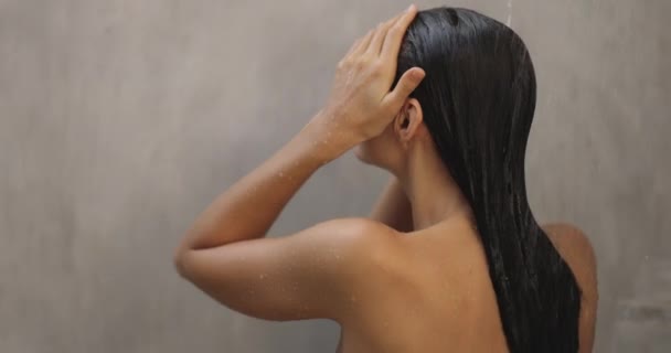 Közelkép Egy Fiatal Felnőtt Nőről Aki Lassított Felvételen Zuhanyozik Visszapillantás — Stock videók