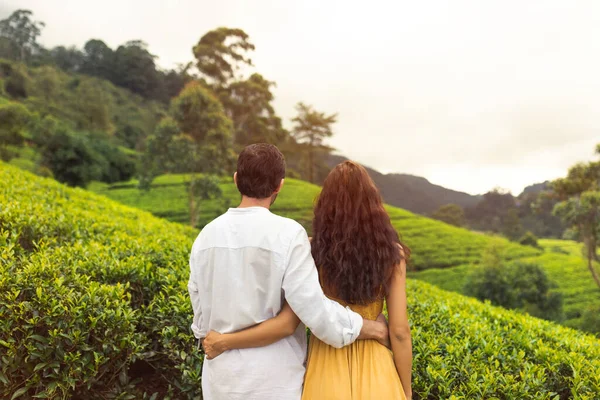 Egy Romantikus Turista Pár Akik Szembeszállnak Természet Szépségével Egy Teaültetvénnyel — Stock Fotó