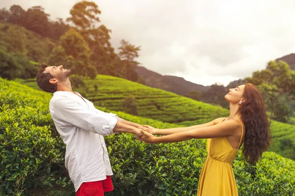 Romantyczna Para Zakochanych Podróżnych Stojących Przeciwko Pięknu Przyrody Plantacjom Herbaty — Zdjęcie stockowe