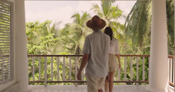 Jonge Toeristische Paar Met Trolley Bag Inchecken Bij Tropical Villa — Stockvideo