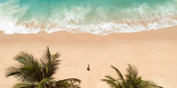空中无人驾驶飞机俯瞰美丽的热带海滩 拥有粉色的沙生棕榈树和清澈的水和黑色比基尼女模 完美的海岸与沙子和可可棕榈 旅行和度假胜地休闲全景 — 图库照片