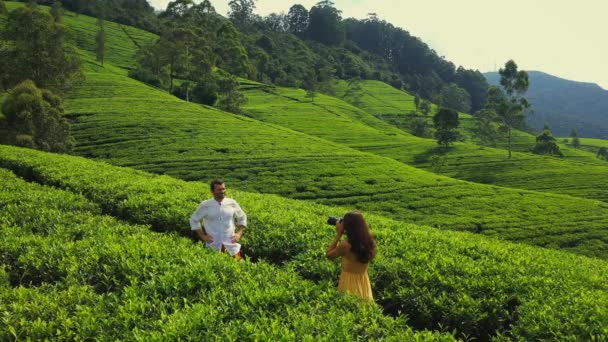 Genç Romantik Iki Gezgin Dağlardaki Çay Çiftliklerine Karşı Fotoğraf Çekimi — Stok video
