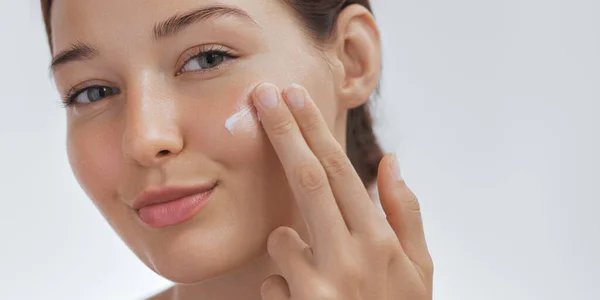 Face Skin Care Portrait Photo Beautiful Woman Applying Moisturizer Cream — Stock Photo, Image