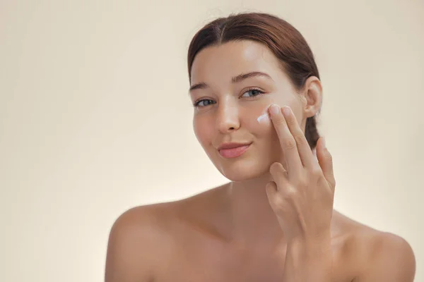 Concepto Cuidado Piel Facial Mujer Adulta Joven Que Aplica Crema —  Fotos de Stock