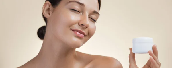 Kosmetyczny Produkt Beauty Spa Ręku Kobiety Bez Koszulki Uśmiechającej Się — Zdjęcie stockowe