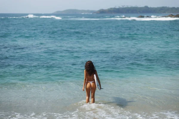 Avontuurlijke Vrouw Met Surfplank Wandelingen Langs Prachtig Tropisch Strand Klaar — Stockfoto