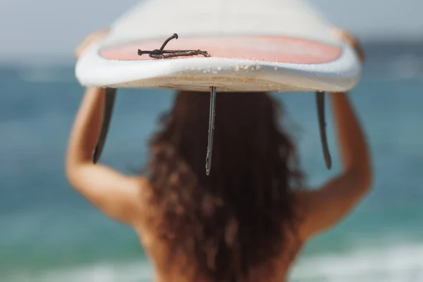 Seksowna Sportowa Kobieta Tropikalnej Plaży Trzymająca Deskę Surfingową Sobie Powrót — Zdjęcie stockowe