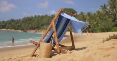 Harika bir kumsal. Kumsal denizinde sandalyeler. Turizm için lüks yaz tatili ve tatil beldesi oteli. İlham verici tropikal manzara.