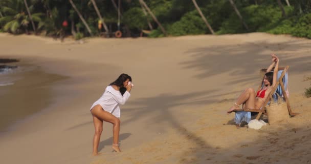 Strand Fotoshooting Von Sexy Bikini Model Von Freundin Fotografin Eine — Stockvideo